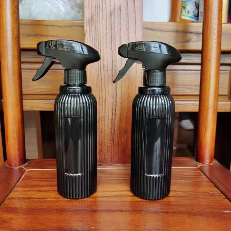 Vertical ribbed design on 350ml black plastic spray bottle